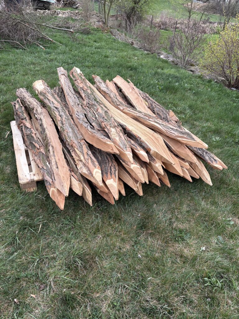 Dovezeny akátové kůly na ohradu