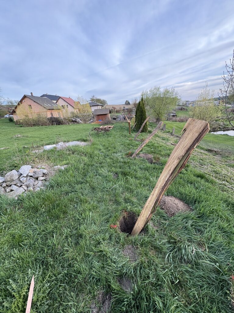 Část děr na sloupky vykopáno